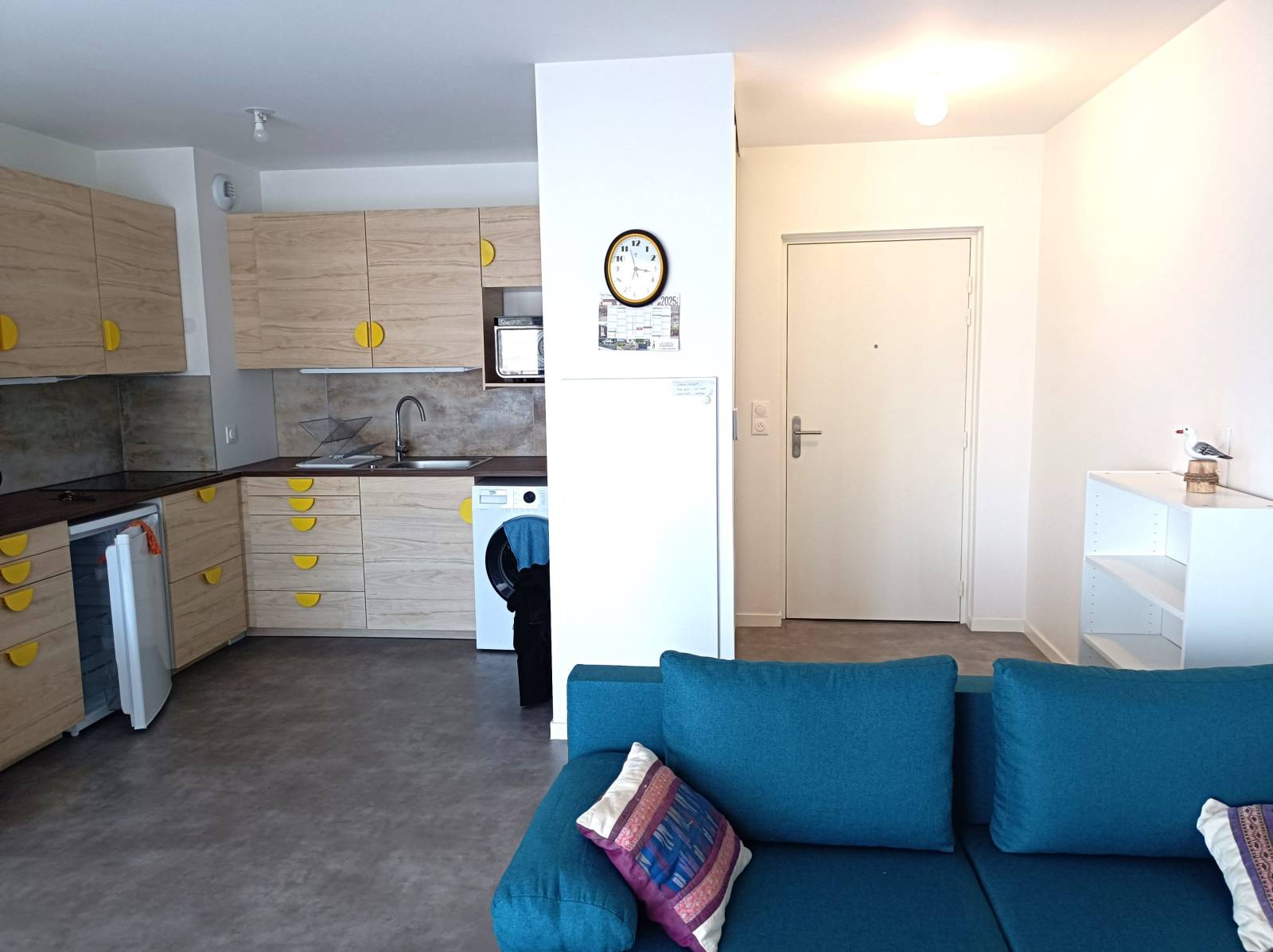 Pièce de vie avec coin cuisine