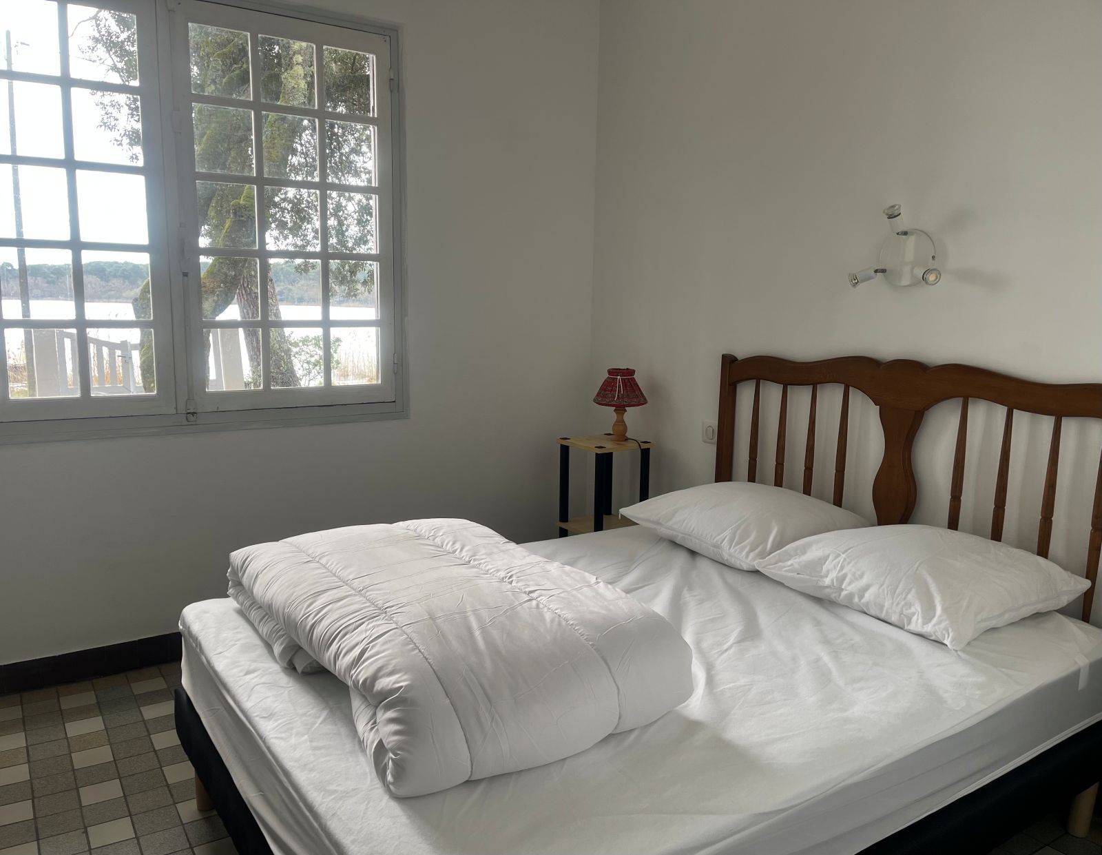 A louer maison de type 4 avec jardin arboré et clôturé sur le lac à Lacanau