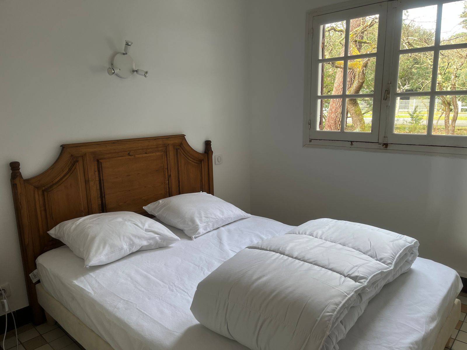 A Lacanau à louer maison avec possibilité de rentrer plusieurs véhicules dans le jardin en première ligne du lac