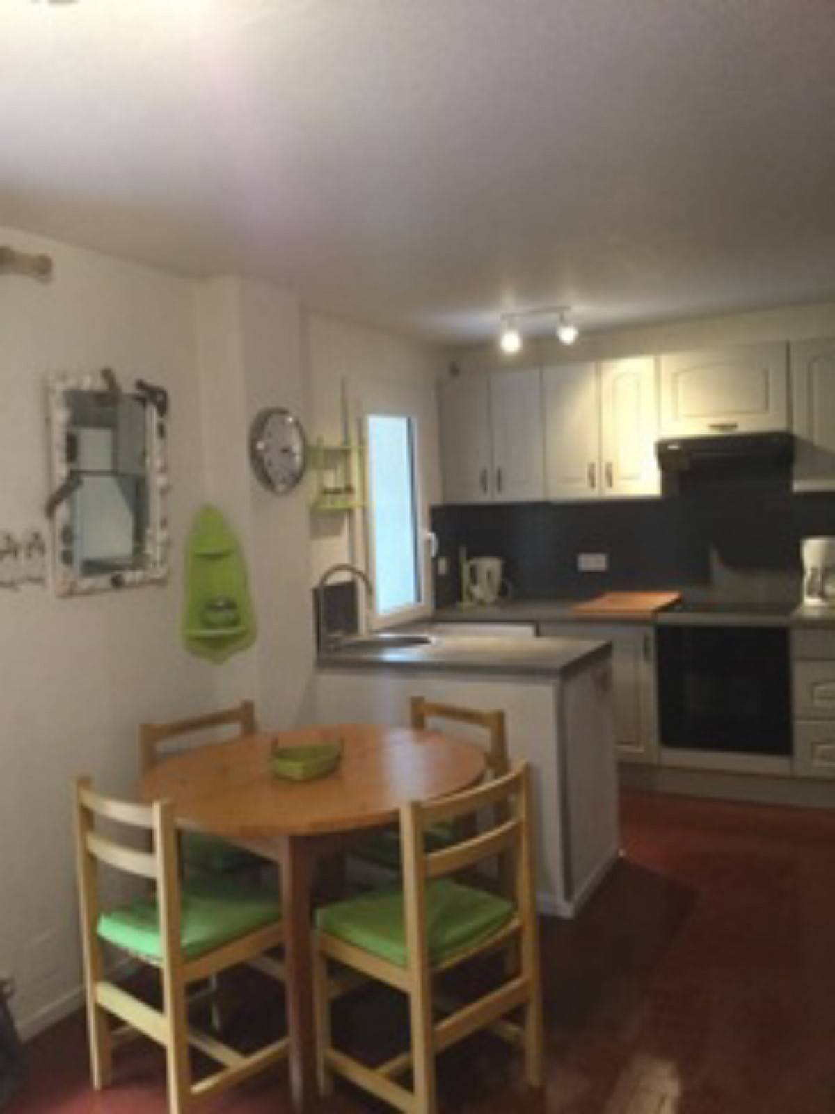 Coin cuisine avec coin repas