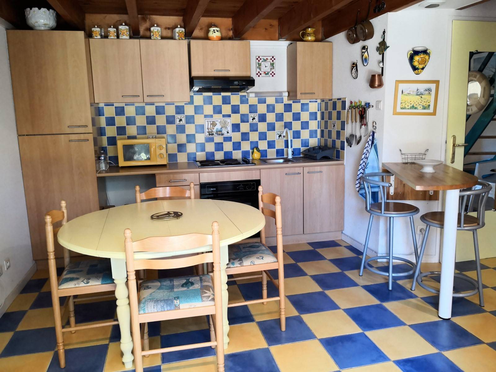 Coin repas avec Kitchenette