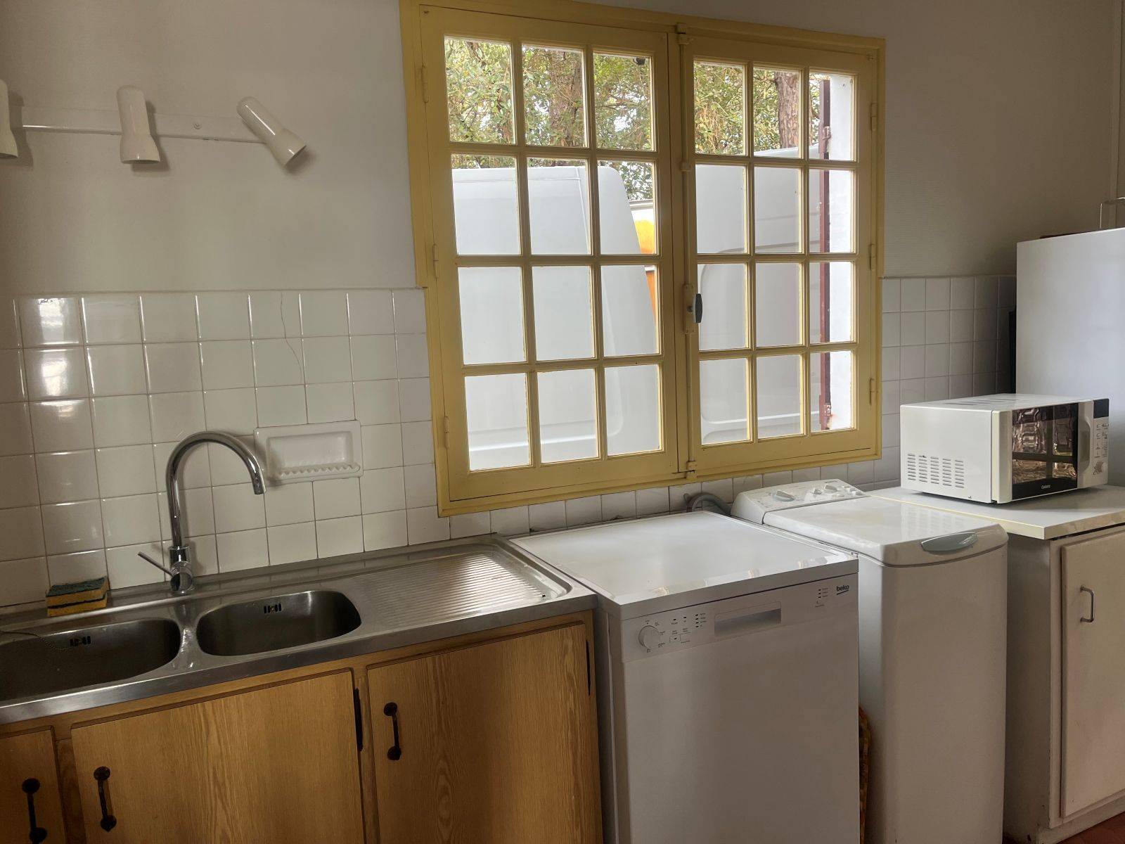 Sur le lac à louer agréable maison avec 3 chambres tout équipée et belle terrasse