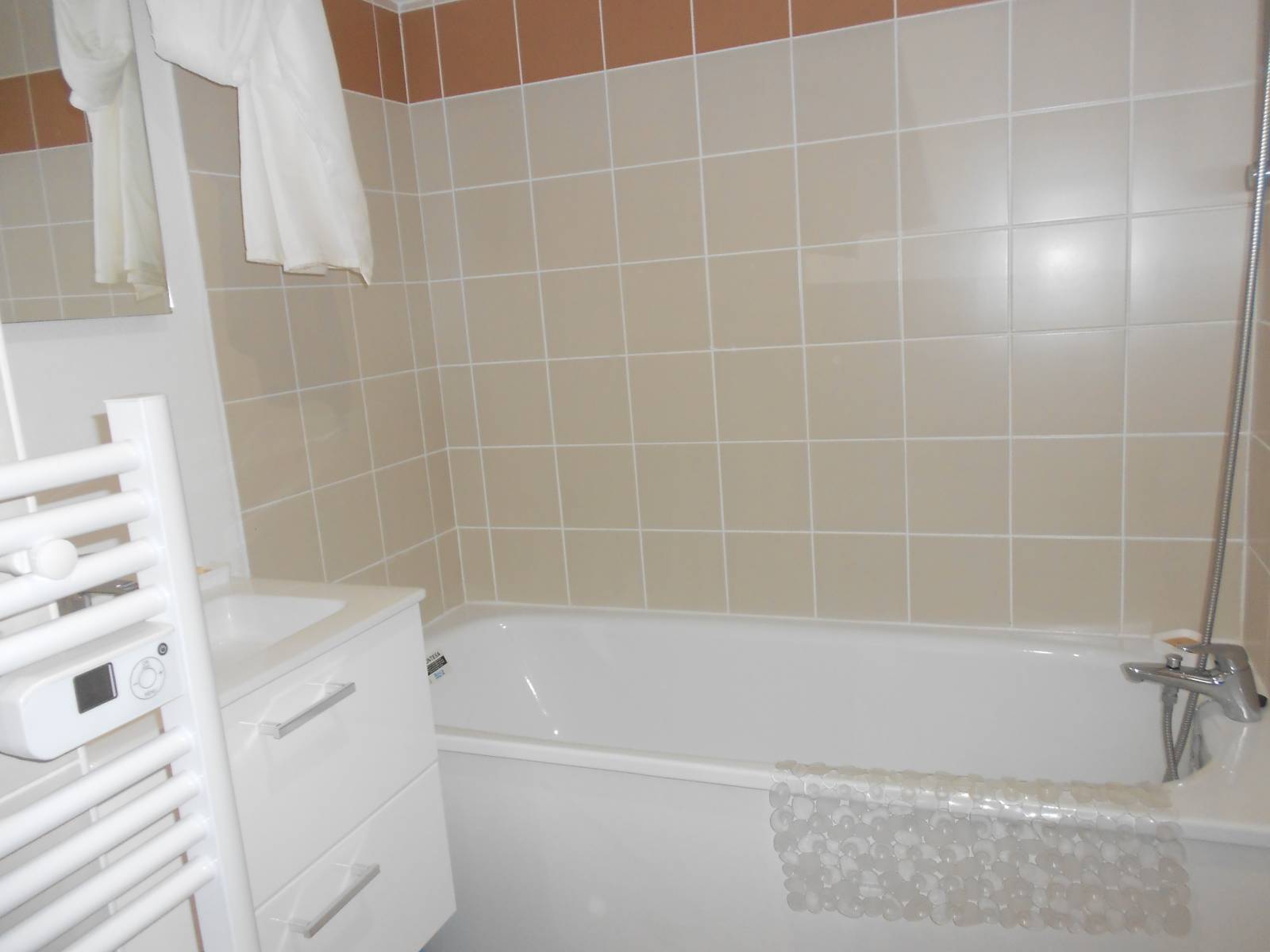 Salle de bains avec wc