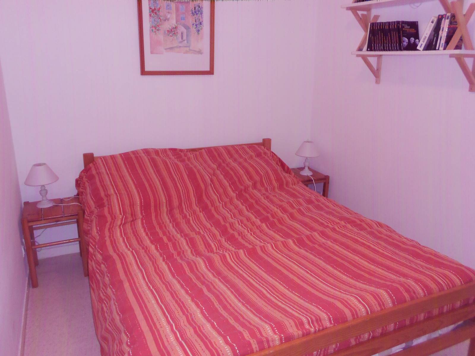 Chambre du bas avec placard