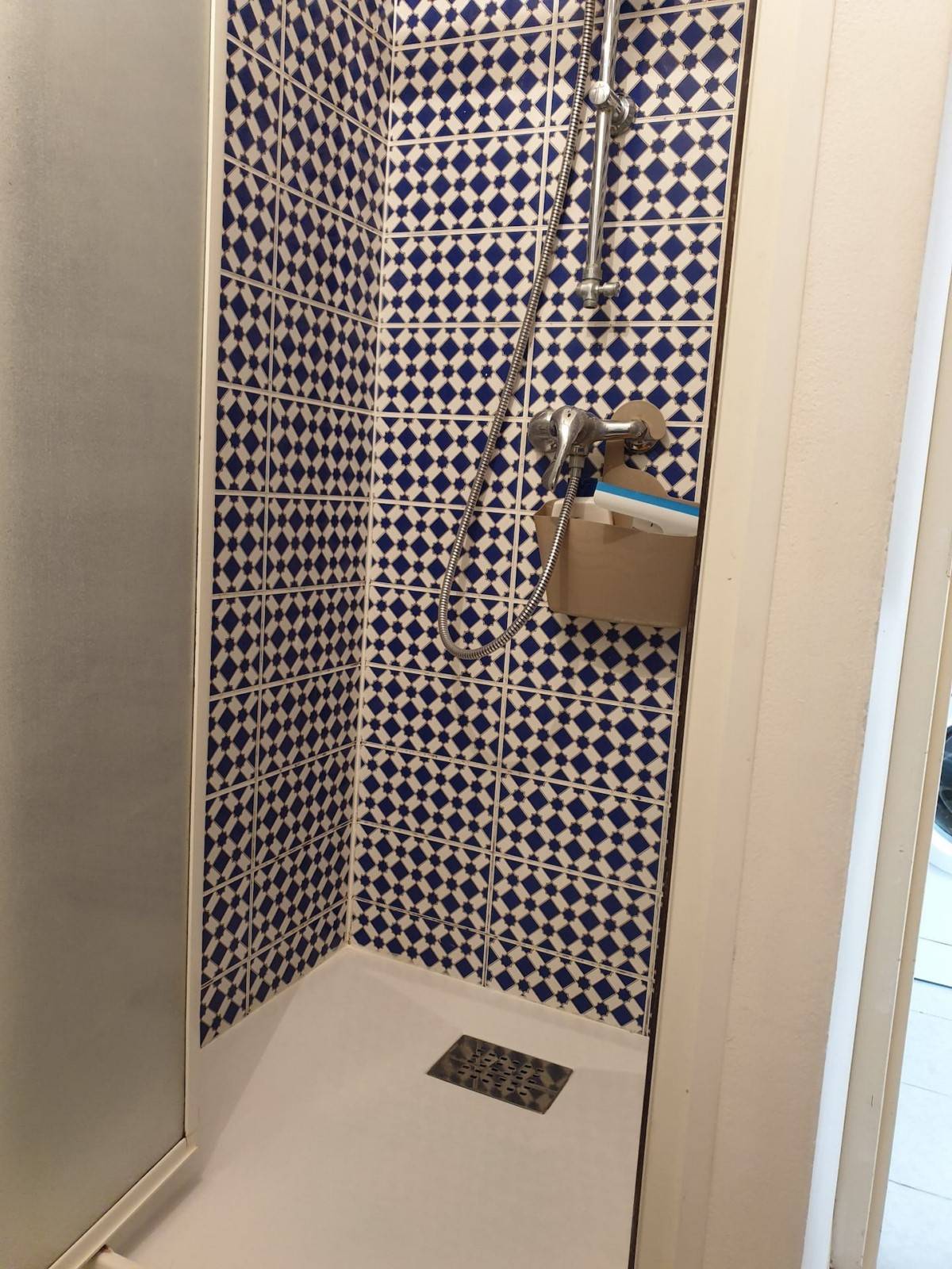 Douche dans la salle d'eau