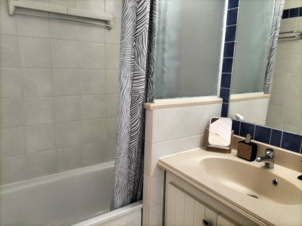 A louer dans résidence sécurisée avec ascenseur et piscine appartement pour 4 personnes à Lacanau