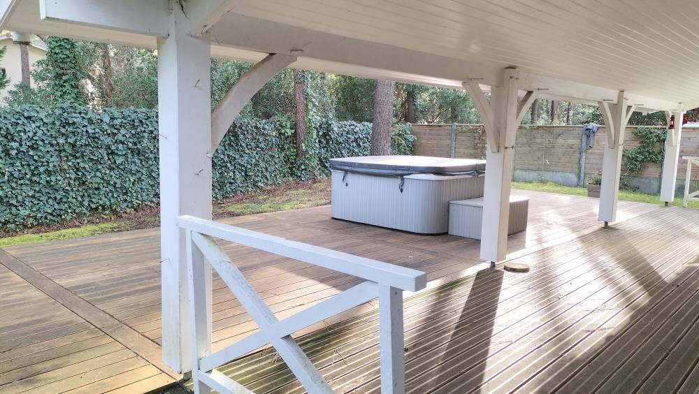maison individuelle avec jacuzzi et terrasse