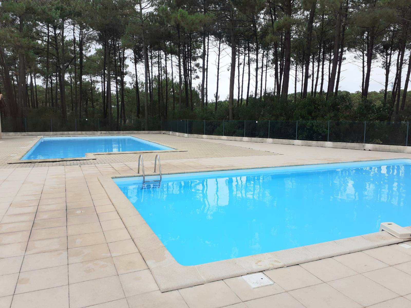 Agréable pavillon mitoyen à louer dans résidence avec piscine à Lacanau-Océan