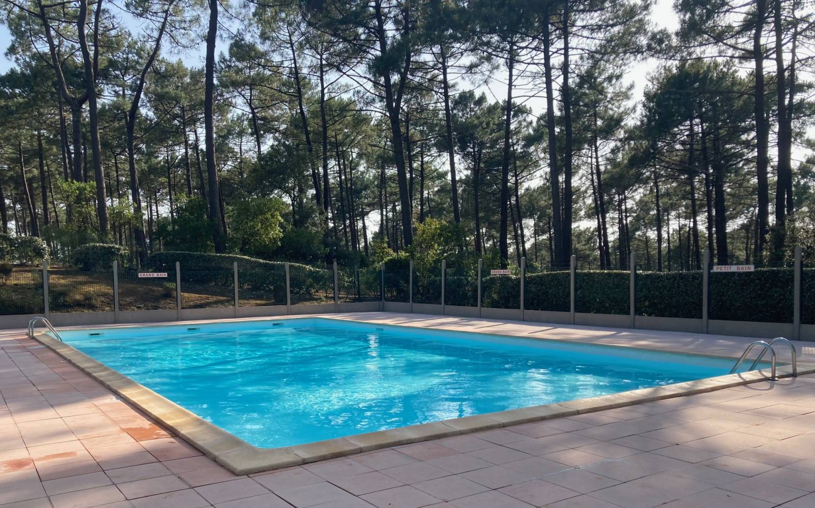Dans résidence avec piscine à louer pavillon pour 6 personnes dans la pinède avec joli jardin et terrasse à Lacanau-Océan