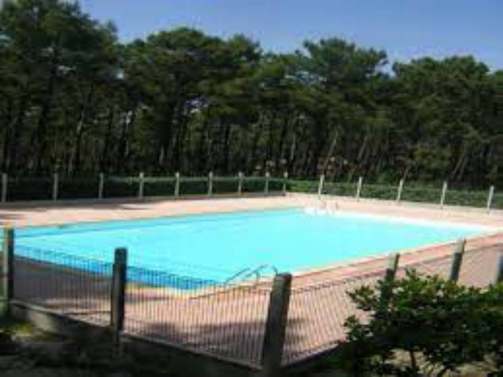 Charmant pavillon mitoyen pour 4 personnes à louer dans la résidence Les Palombes avec piscine collective et place de parking à Lacanau-Océan