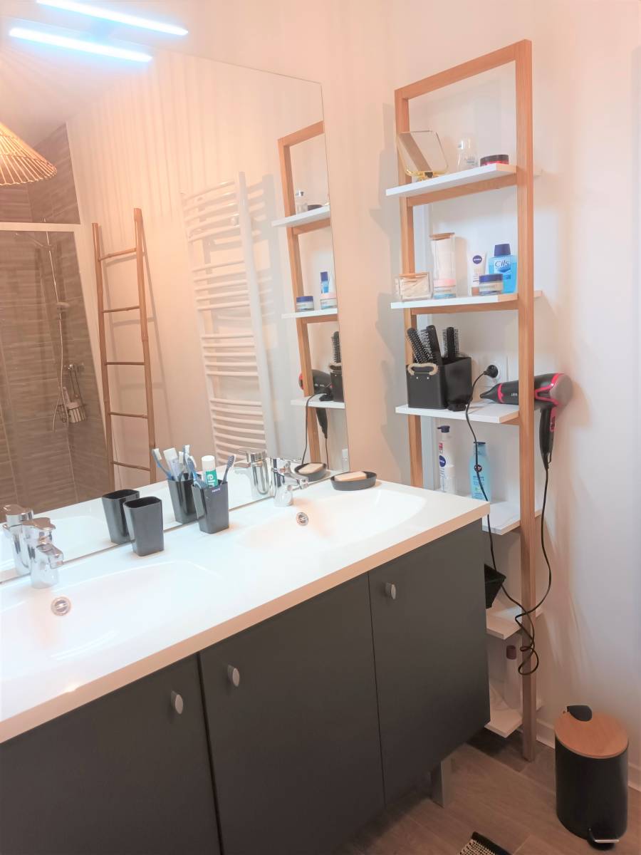 Loue un appartement avec balcon situé dans une résidence à l'entrée de Lacanau-Océan