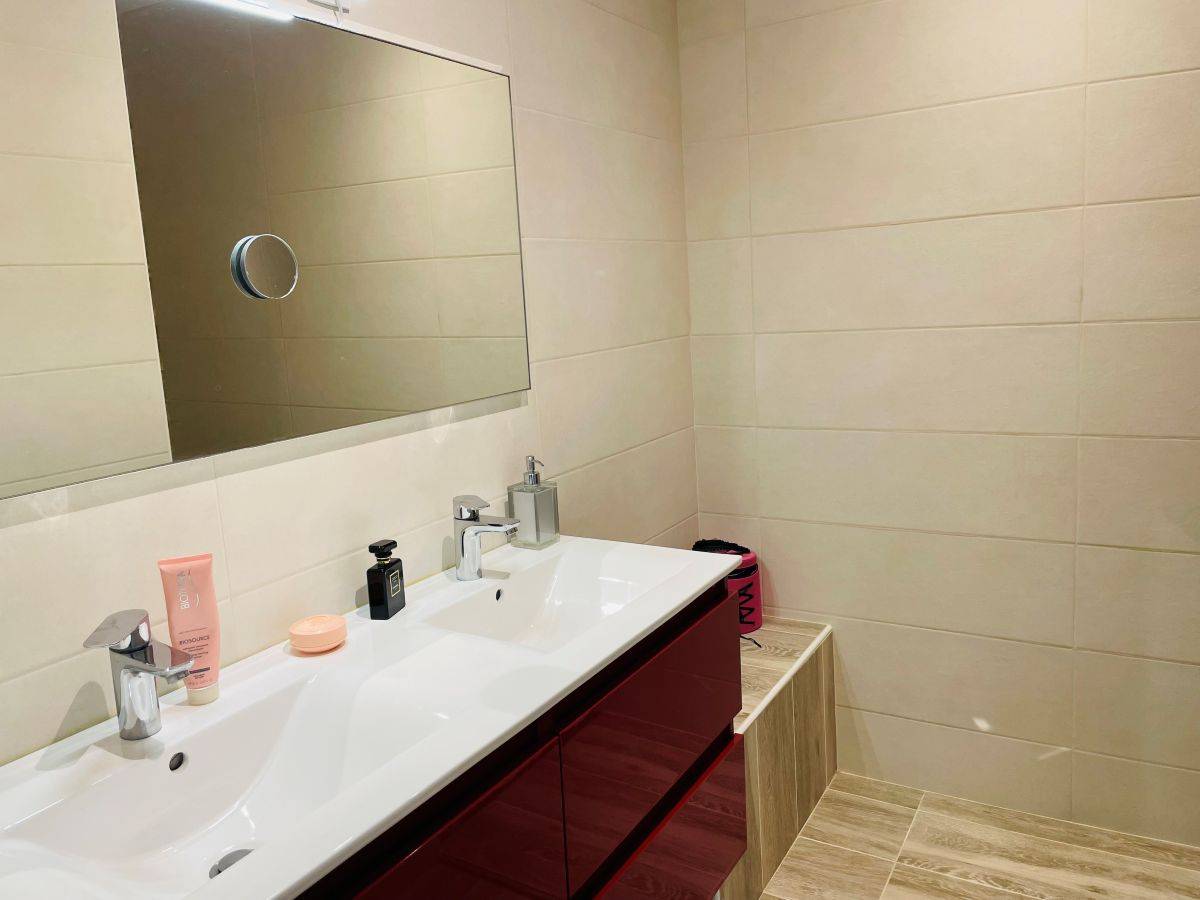 Superbe appartement à louer avec très belle terrasse couverte en bois situé dans une petite copropriété à Lacanau-Océan