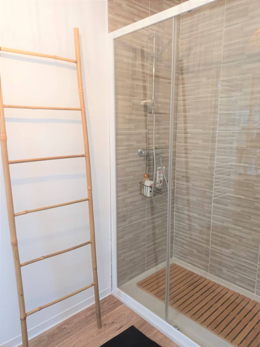 Loue un appartement avec 2 chambre au 1er étage d'une résidence avec ascenseur et petite place de parking à Lacanau