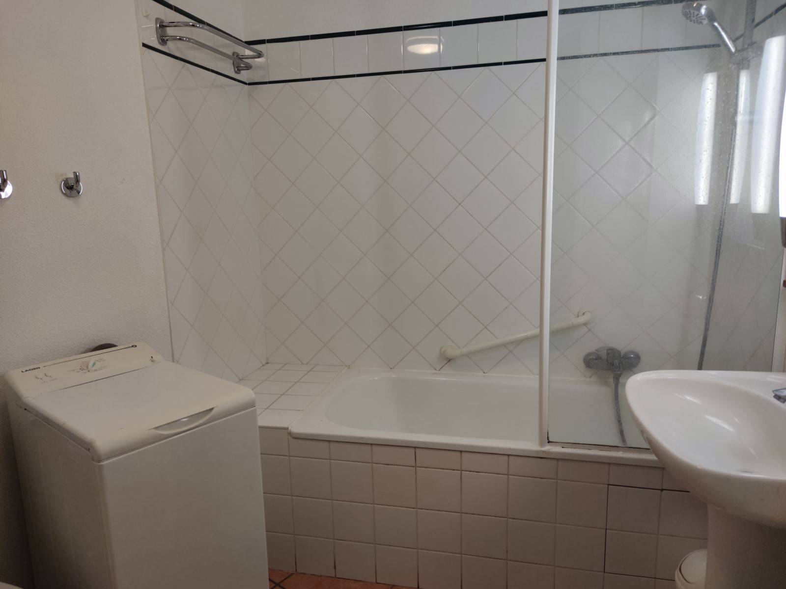 Salle de bains avec wc