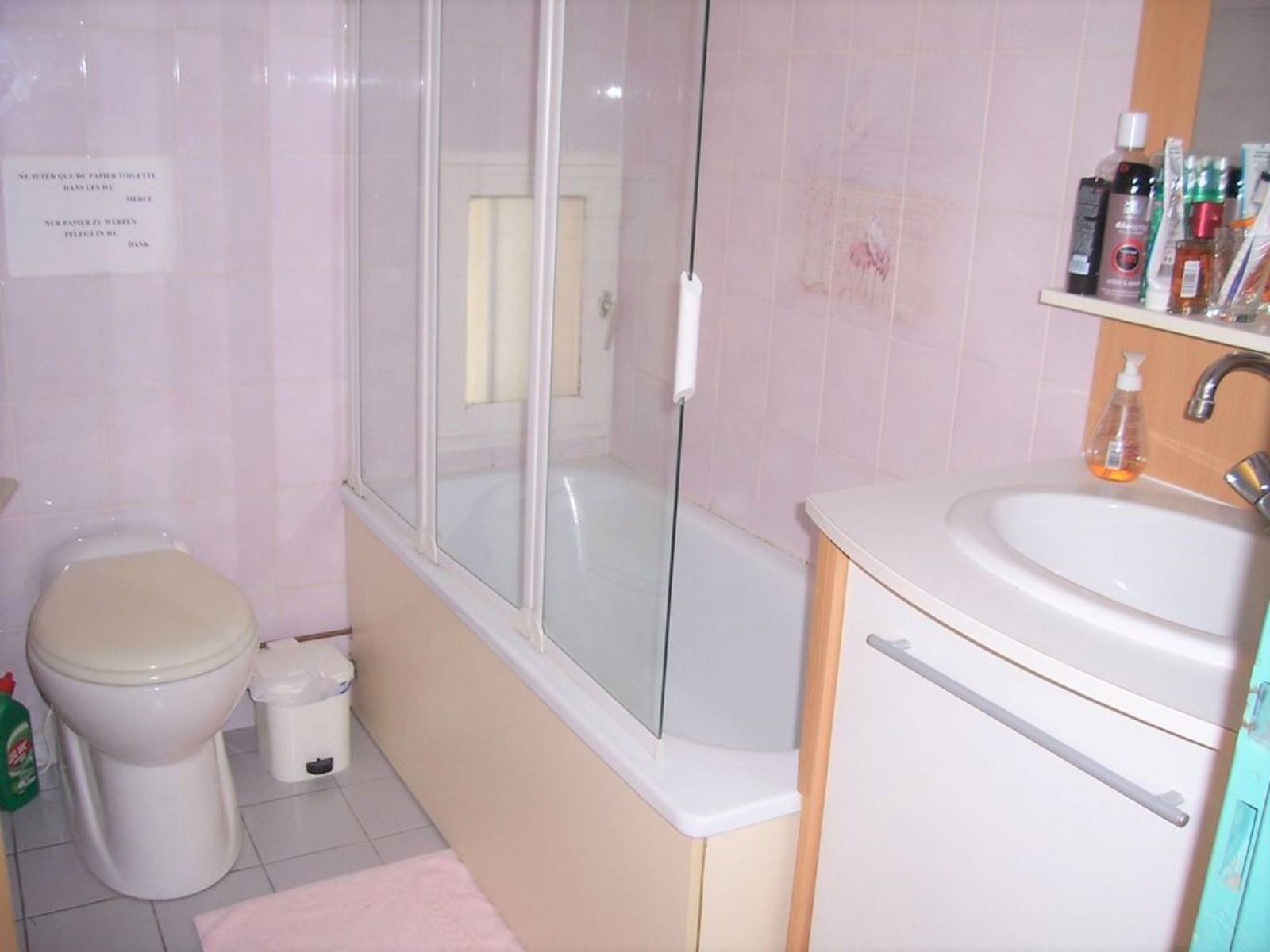Salle de bains avec wc