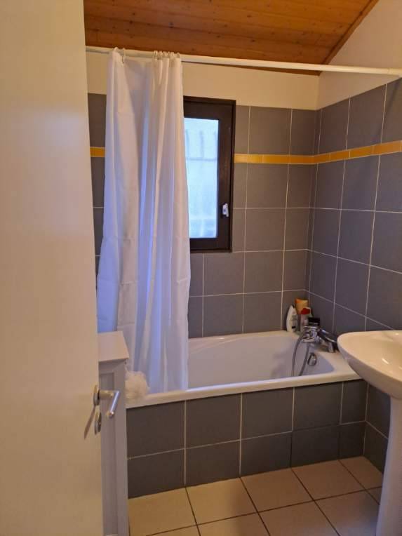 Location à ne pas râter sur cette belle villa entretenu avec soin et son agréable terrasse surélevée pour passer de bon moments en famille à Lacanau