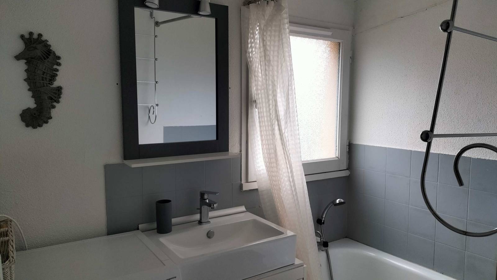 salle de bains avec baignoire proche de la mer