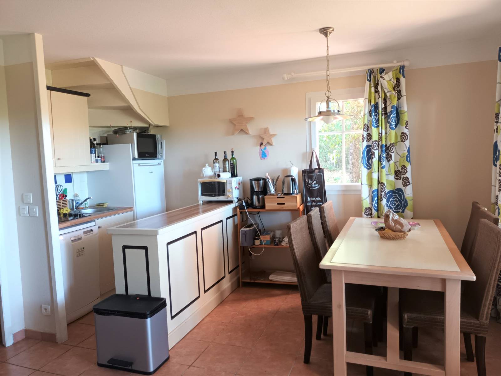 Coin salle à manger avec coin cuisine