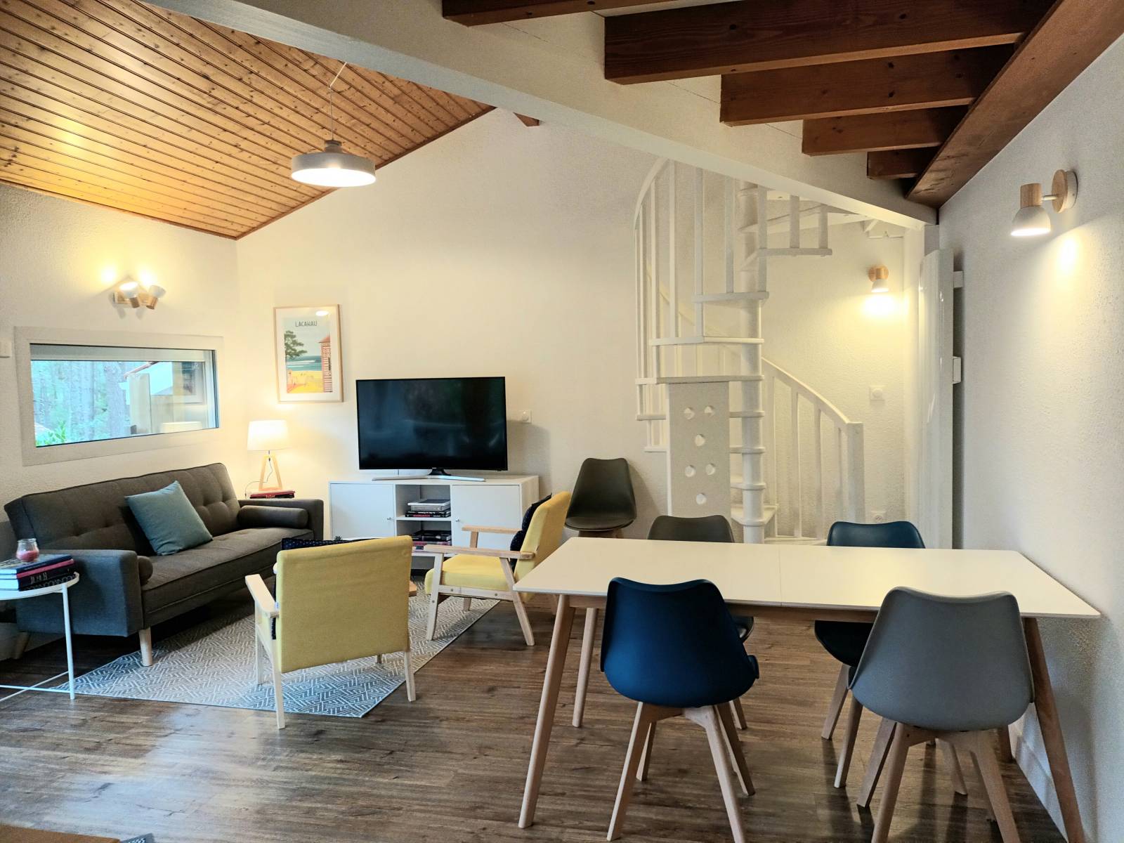 A louer agréable pavillon mitoyen entièrement refait dans une résidence avec piscine collective à Lacanau-Océan