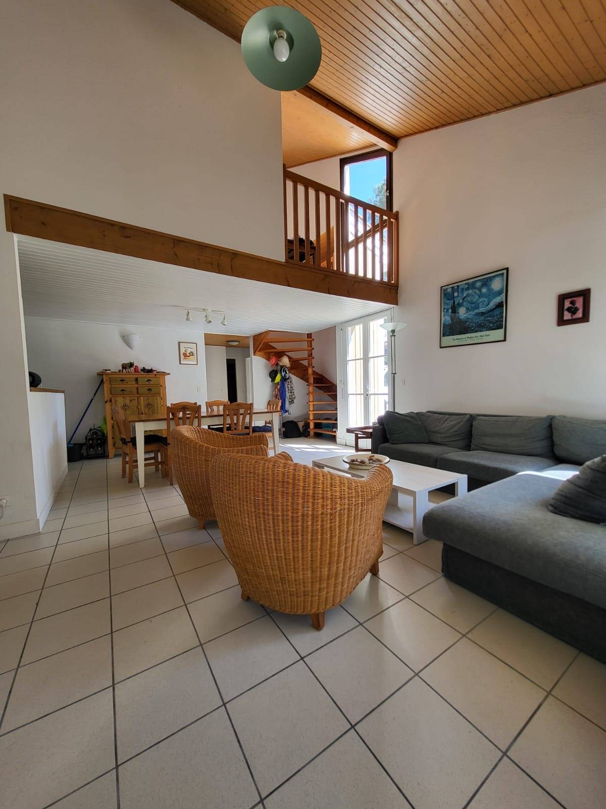 Belle villa à louer de type 5 avec terrasse surélevée située dans la pinède à Lacanau