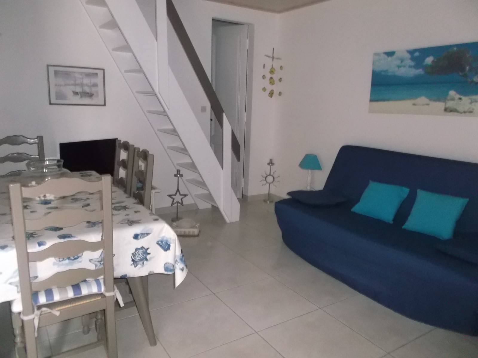 Agréable maison mitoyenne à louer avec terrasse et jardin clos dans le centre-ville de Lacanau-Océan à proximité immédiate de la plage