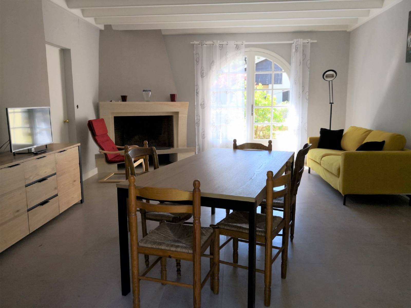 A louer agréable maison individuelle avec 3 chambres sa terrasse et son jardin clôturé situé à proximité du Lac de Lacanau