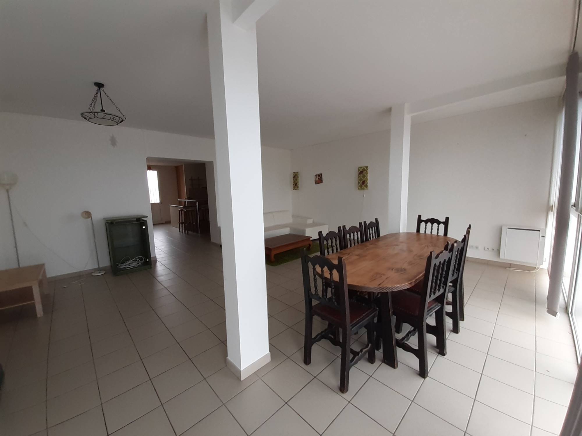 Salle à manger avec salon