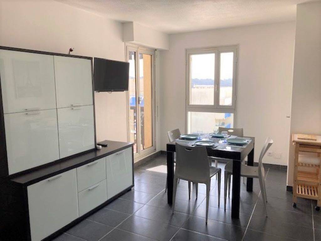 Agréable appartement avec une chambre et cabine