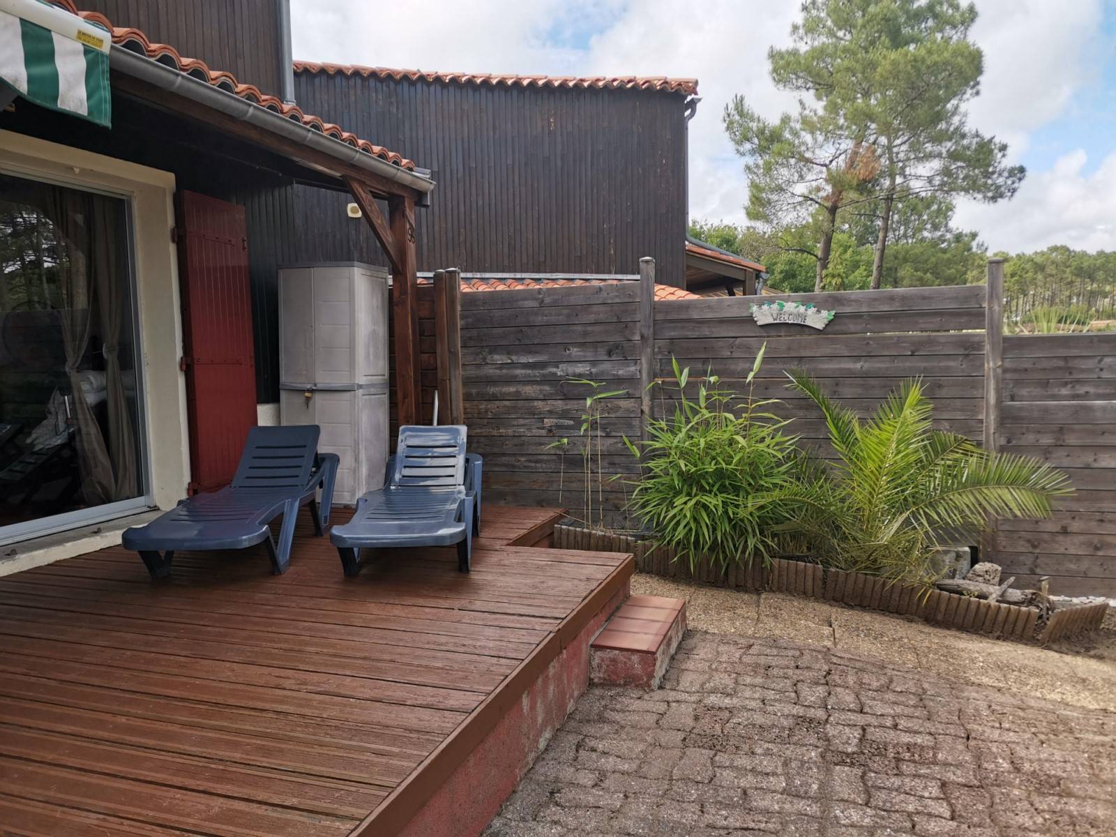 Pavillon mitoyen à louer avec terrasse bois ensoleillée à Lacanau-Océan