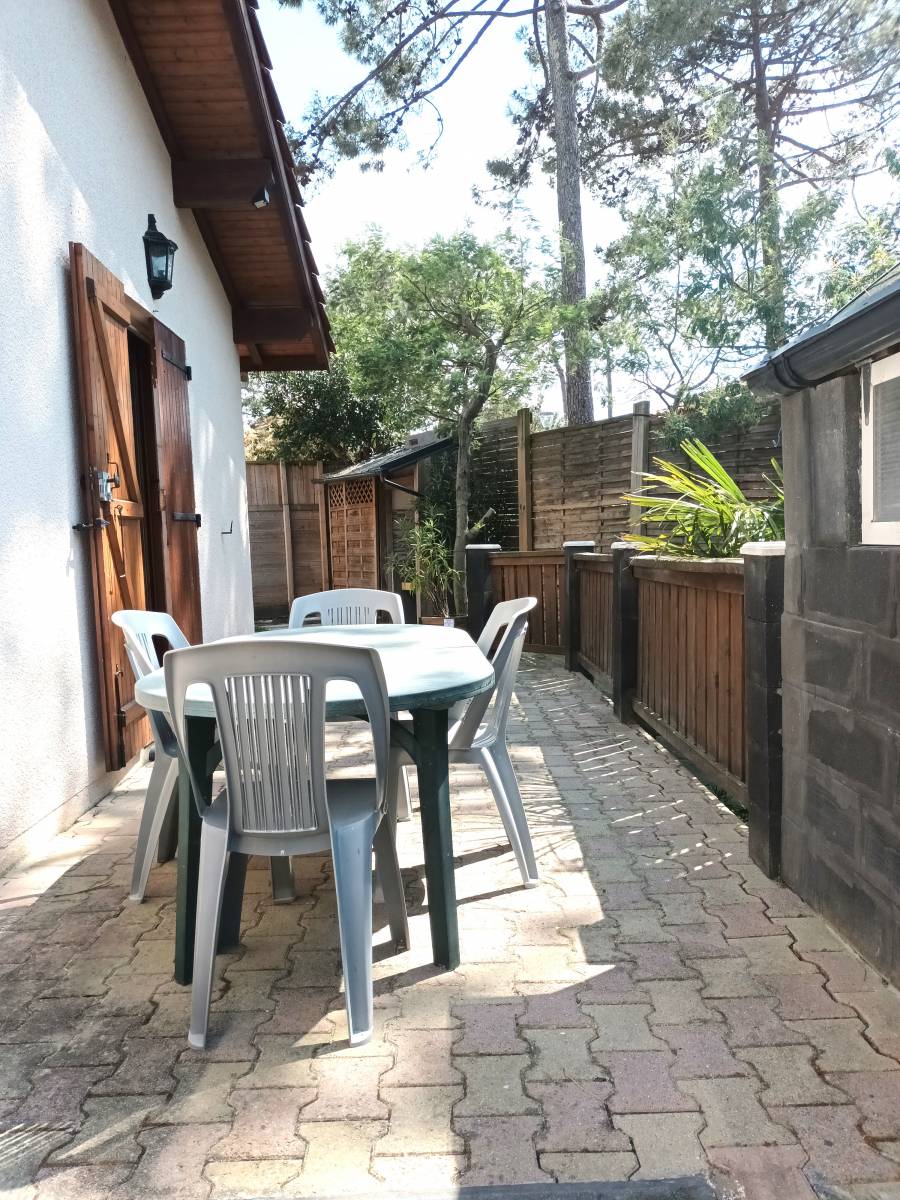 En location maison mitoyenne avec possibilité de rentrer un véhicule dans une allée prévue à cet effet à Lacanau-Océan