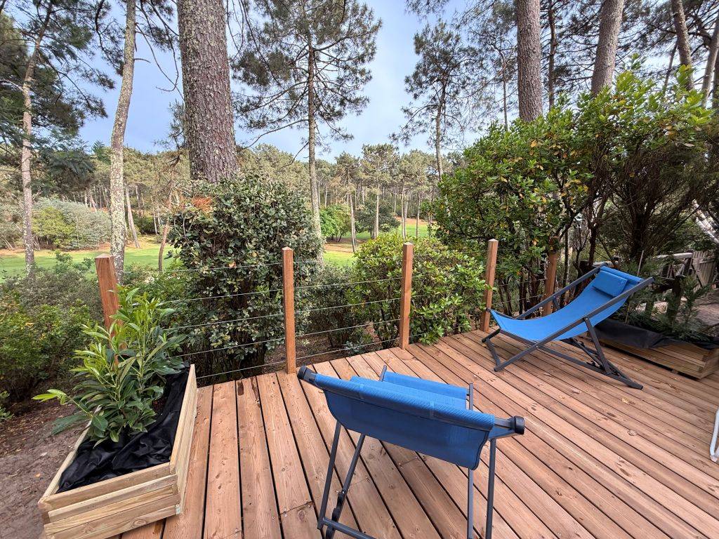 Pavillon avec belle terrasse surplombant le golf à louer à Lacanau-Océan