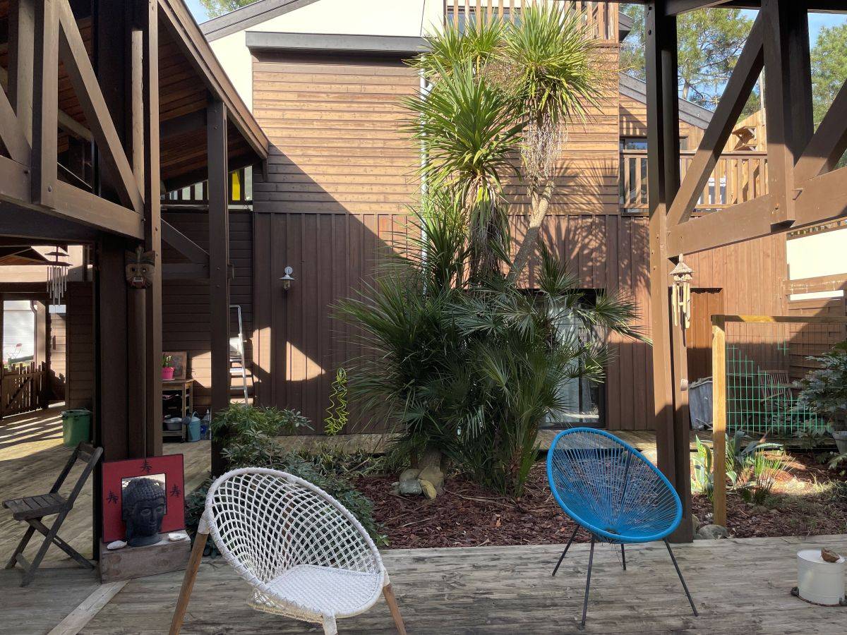 Appartement à louer entièrement refait à neuf tout équipé avec belle terrasse dans les pins à Lacanau