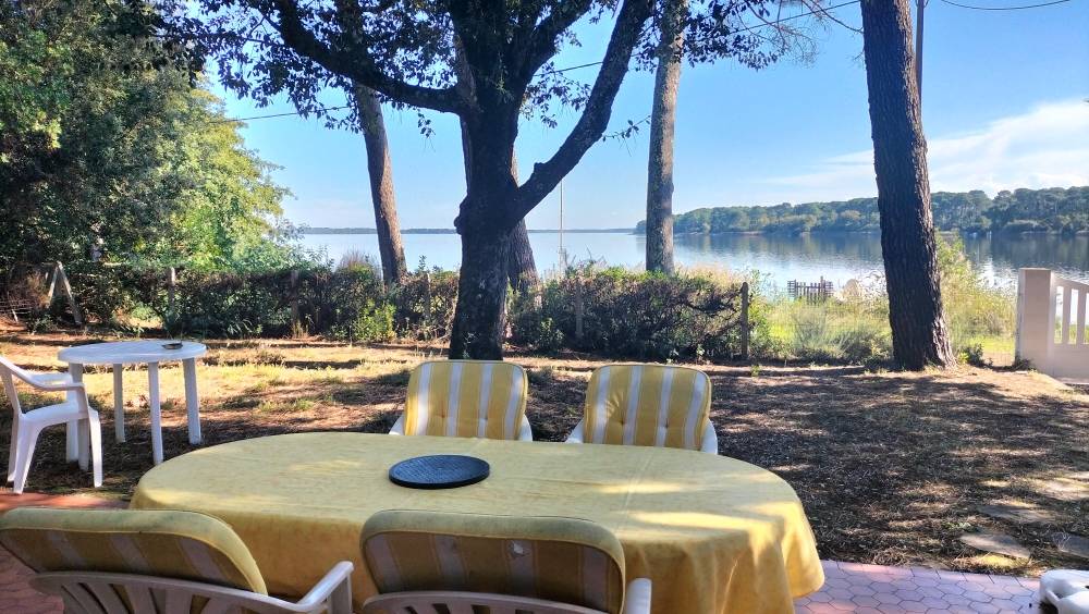 Charmante maison à louer avec 3 chambres en première ligne du lac à Lacanau