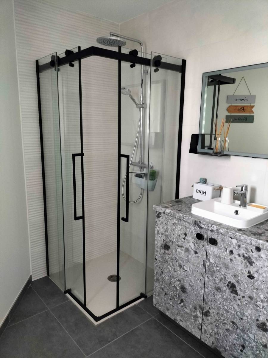 salle d'eau avec douche