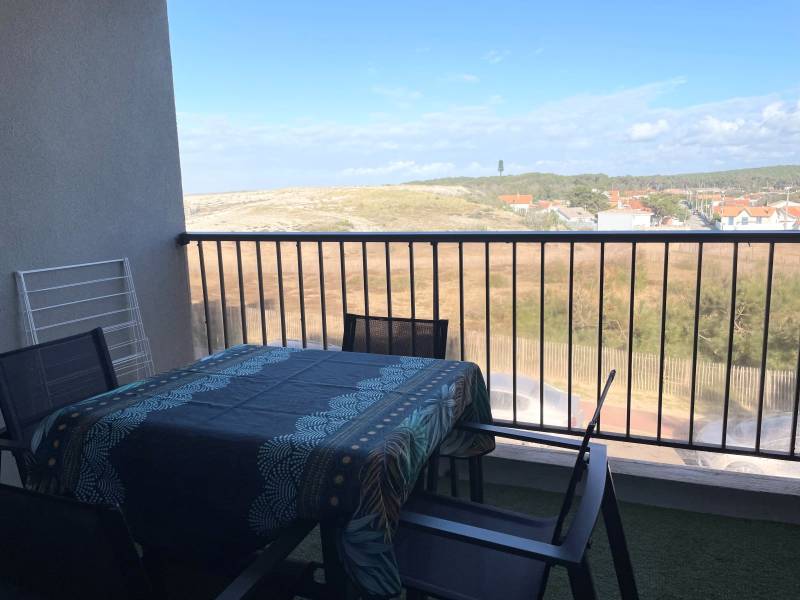 Jolie vue sur les dunes et Océan depuis le balcon de ce studio à louer à Lacanau-Océan