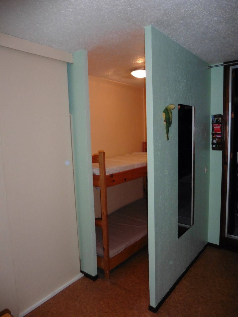Coin cabine