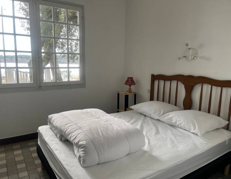 A louer maison de type 4 avec jardin arboré et clôturé sur le lac à Lacanau