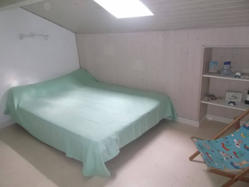 A louer à Lacanau-Océan, jolie maison mitoyenne avec 3 chambres sa terrasse ensoleillée et son jardin clôturé avec possibilité de rentrer des véhicules proximité à pied plage et centre.