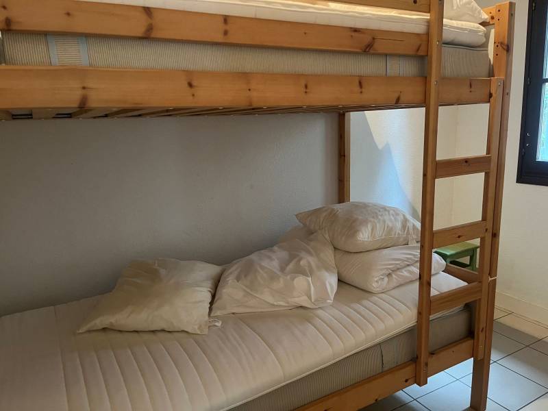 Ne rater pas cette belle villa à la location pour cet été avec beaucoup de charme et un extérieur très agréable avec sa terrasse surélevée à Lacanau-Océan