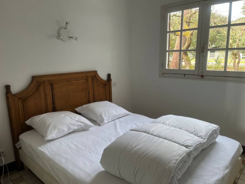 A Lacanau à louer maison avec possibilité de rentrer plusieurs véhicules dans le jardin en première ligne du lac
