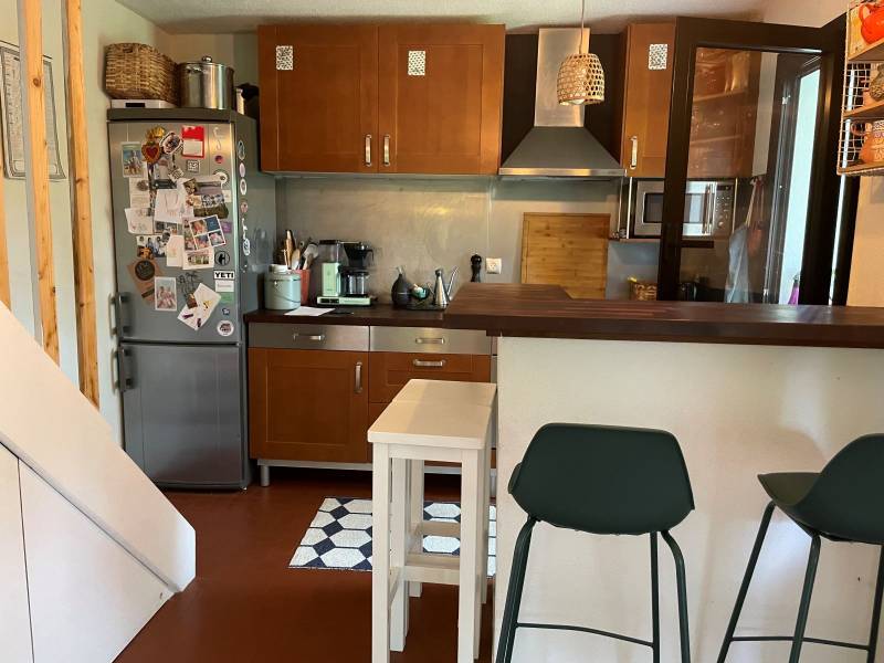 A louer cet agréable pavillon avec 2 chambres tout équipée avec une terrasse ensoleillée à proximité de la piscine collective à Lacanau