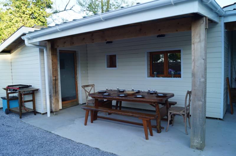 Coin repas avec terrasse couverte