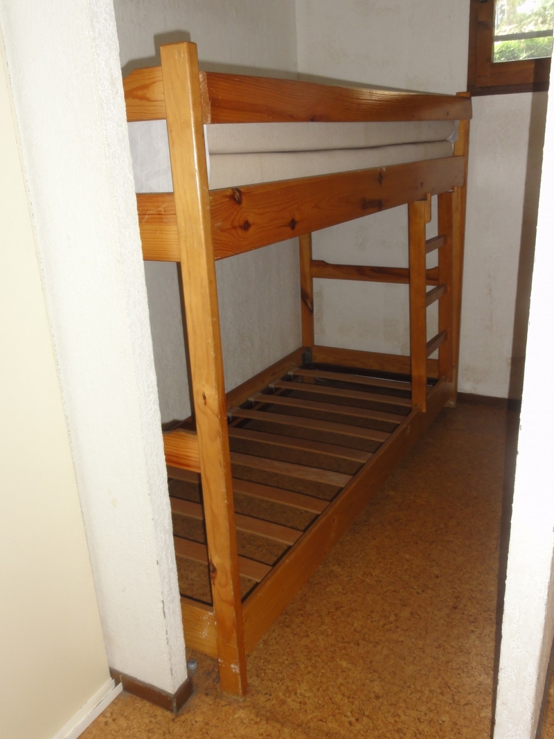 Coin cabine