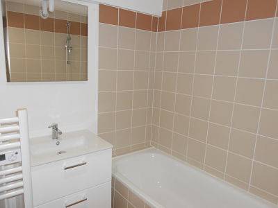 Salle de bains avec wc