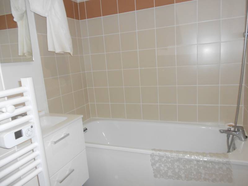 Salle de bains avec wc