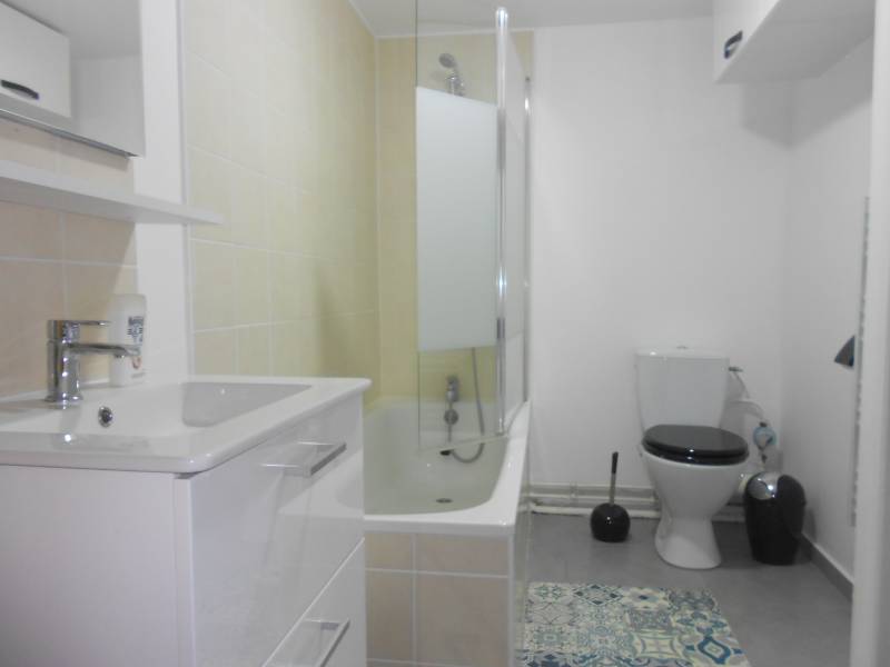 Salle de bains avec wc