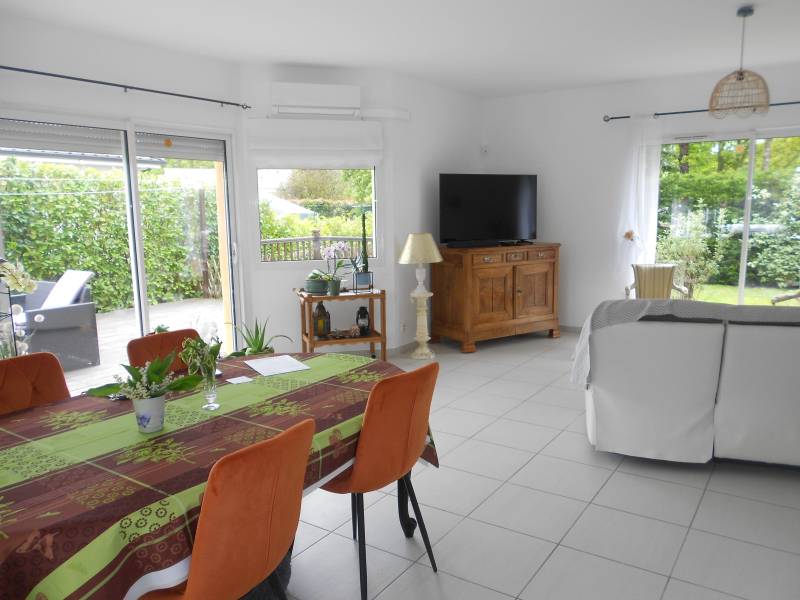 villa avec piscine et studio à Carcans-ville