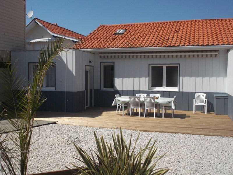 A louer maison mitoyenne avec sa jolie terrasse située dans le centre-ville de Lacanau-Océan