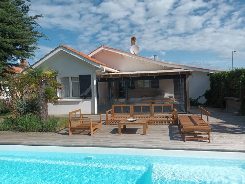 Jolie maison individuelle avec piscine de type 4 située dans le centre-ville à proximité immédiate de la plage Lacanau-Océan Centre-ville Réf. 8CAR