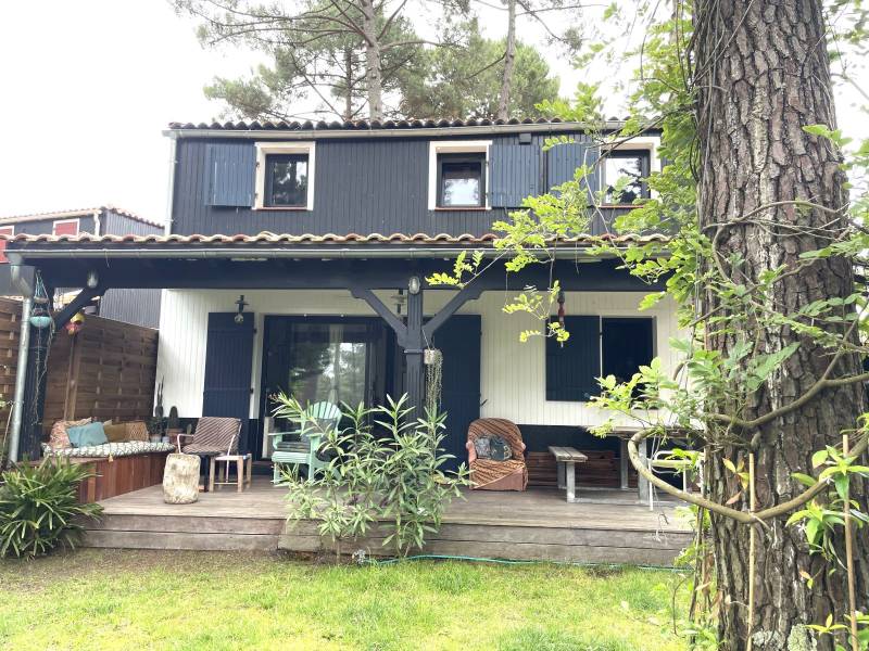 A louer agréable pavillon mitoyen de type 3 avec terrasse et jardinet clôturé à Lacanau-Océan